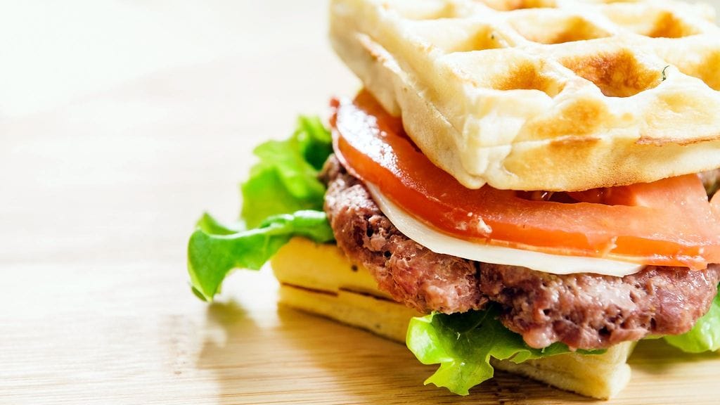 Kahden ainesosan vohveleihin tarvitaan juustoa ja kanamunaa. Kuvituskuva.