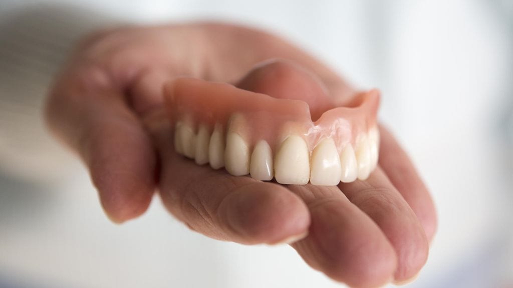 Isoäidin tekohampaat päätyivät parempiin suihin. Kuvituskuva.