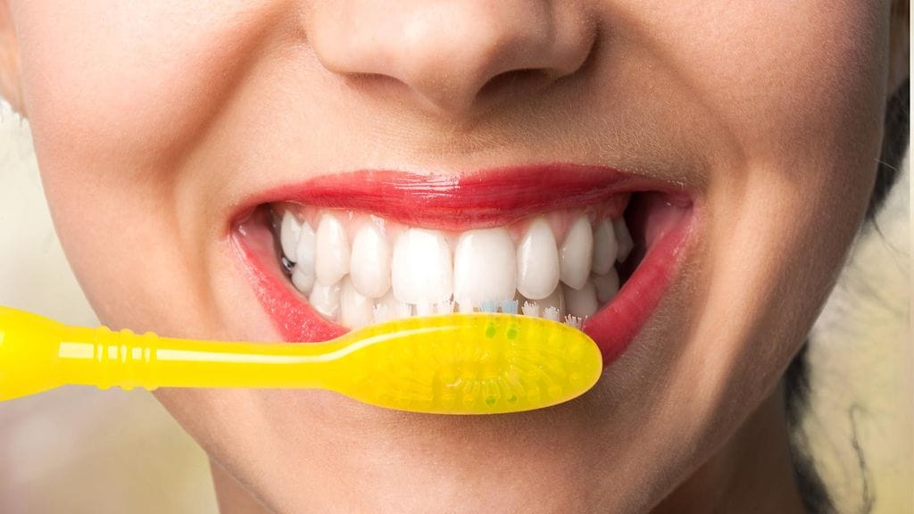 Hampaat tulisi harjata huolellisesti aamuin illoin. Kuvituskuva.
