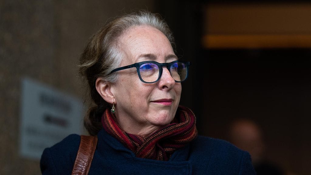 Tess Knight on 9-vuotiaana Guiderin uhriksi joutuneen Samantha-tytön äiti.