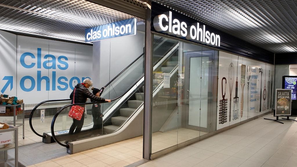 Nainen ja lapsi matkalla Clas Ohlsonin myymälään Joensuussa keväällä 2017.