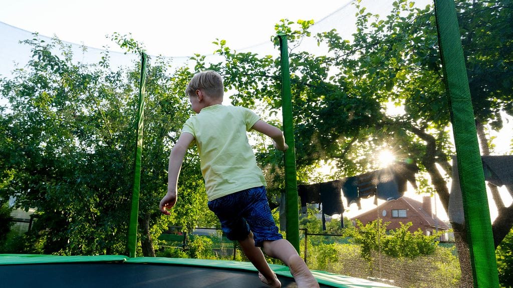 Trampoliinilla pomppiessa on hyvä muistaa turvallisuussäännöt. Kuvituskuva.