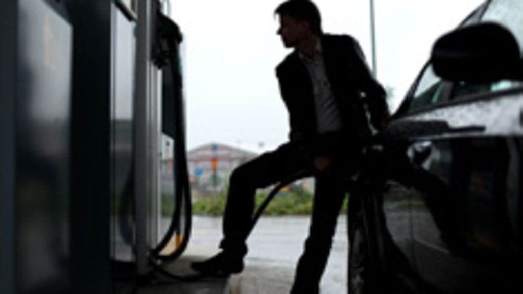 Mies tankkaa autoaan.