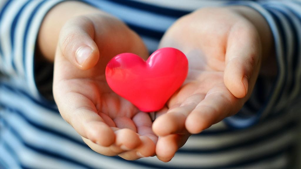 Vakavasti sairaan pojan äiti toivoo, että ihmiset osoittaisivat lapselle rakkauttaan. Kuvituskuva.