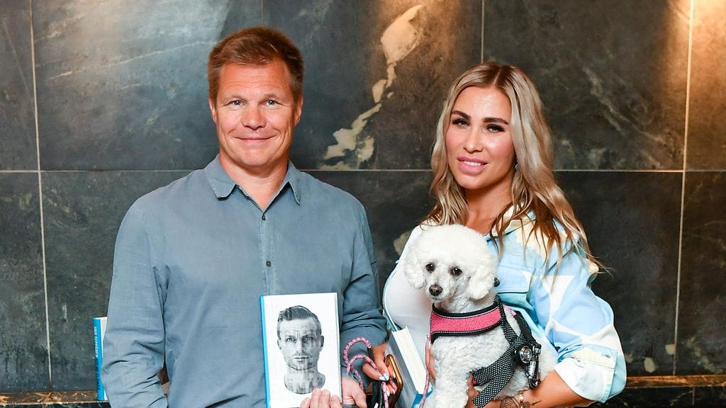 Mika Salo saapui naisystävänsä Henna Pihlajan kanssa Iiro Seppäsen kirjan julkistustilaisuuteen.
