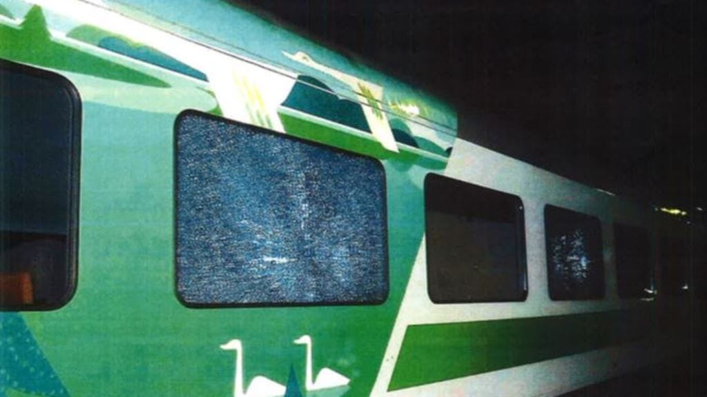 Poliisi on julkaissut kuvan säröille menneestä ikkunasta.