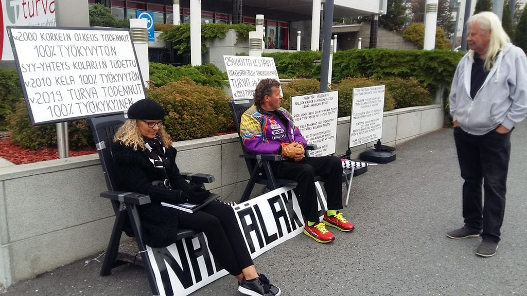 Jari ja Marketta Hautakorpi aloittivat nälkälakkonsa vakuutusyhtiö Turvan edessä runsas viikko sitten.