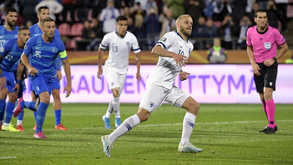 Teemu Pukki ampui tiistaina rangaistuspotkusta Kreikan kumoon.
