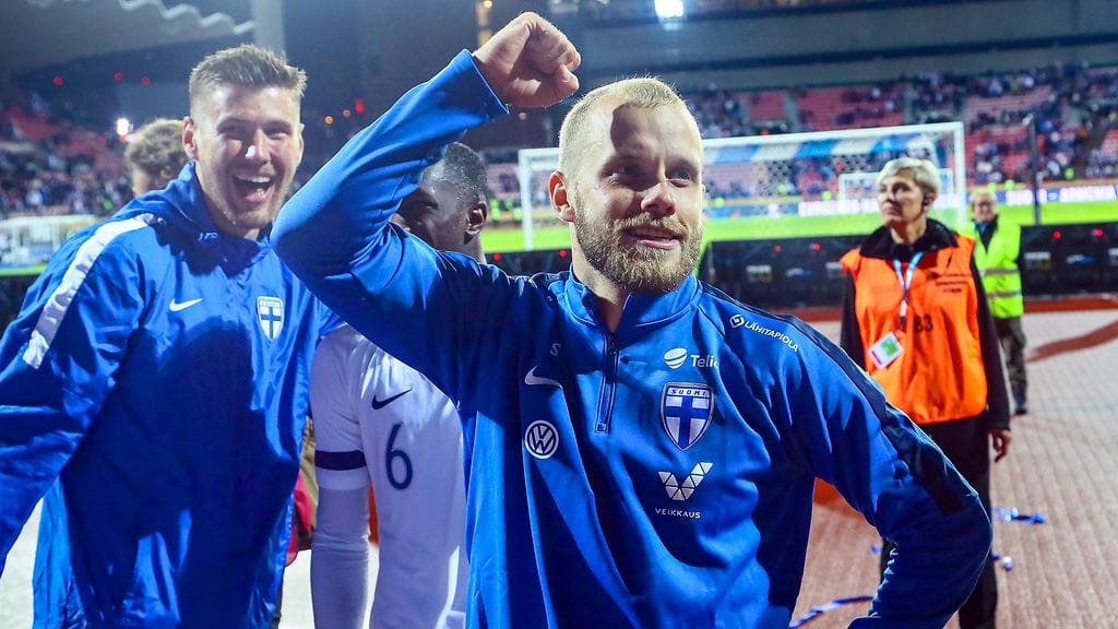 Maalintekijä Teemu Pukki juhli Huuhkajien Kreikka-voittoa Ratinalla.