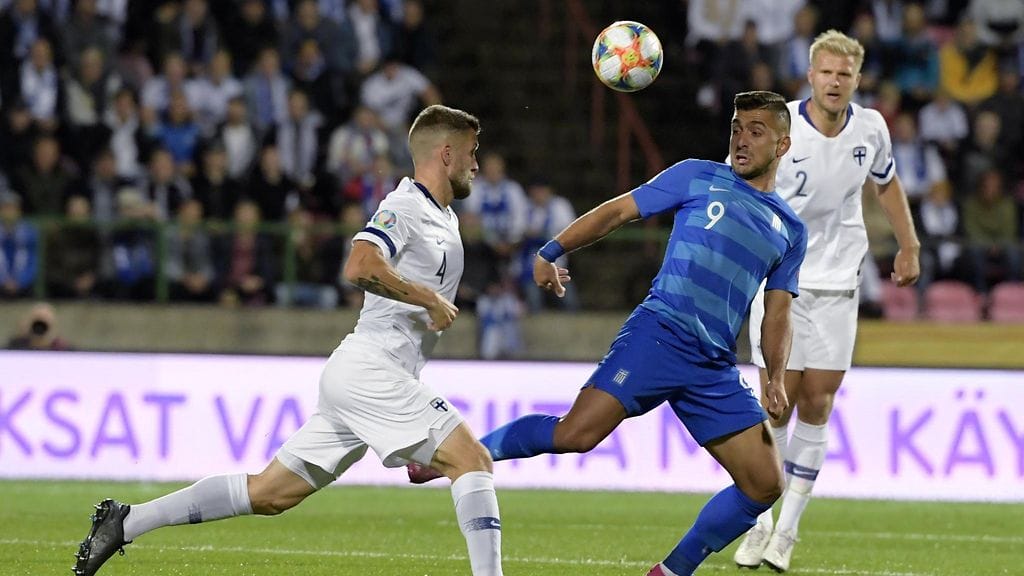 Joona Toivio (vas.) jännitti Suomen pilkkua Kreikkaa vastaan.