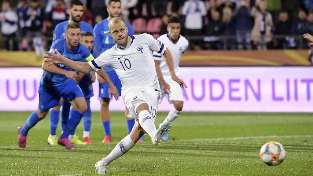 Teemu Pukki iski Suomen voitto-osuman rangaistuspotkusta.