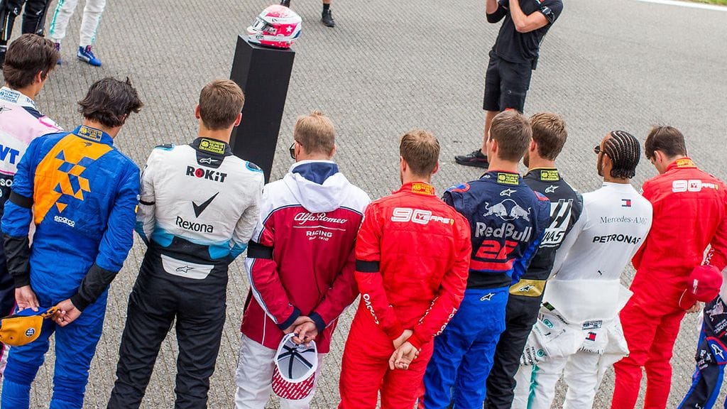 Kimi Räikkönen ja muut F1-kuskit hiljaisessa hetkessä Anthoine Hubertin muistolle ennen Belgian kisaa.