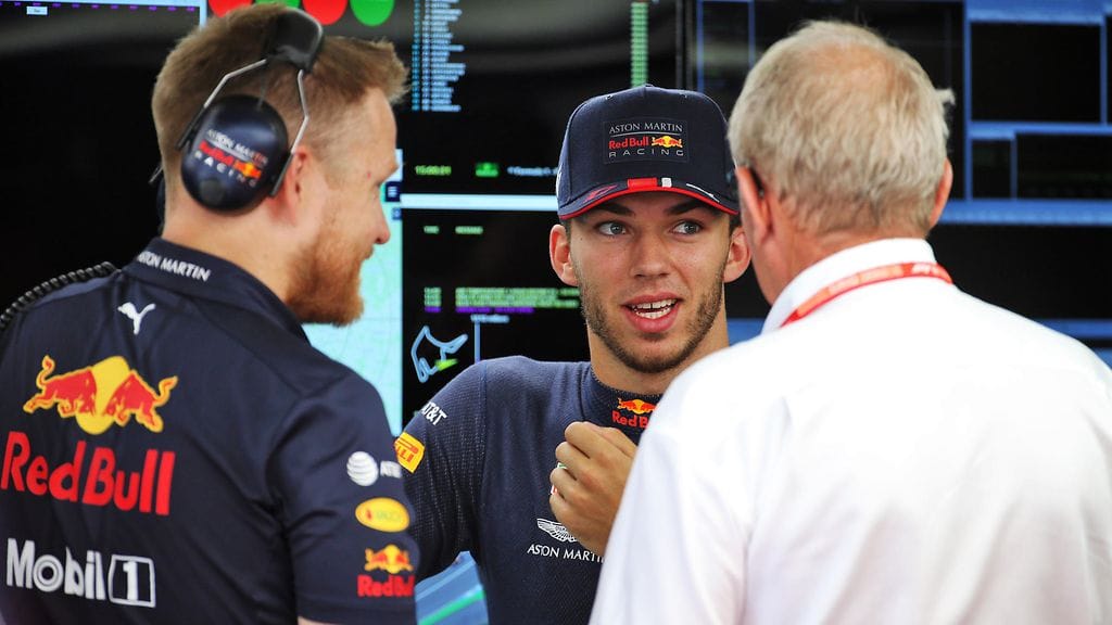 Pierre Gasly jutuissa Helmut Markon kanssa.