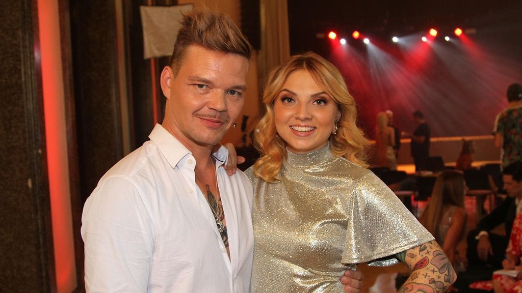 Mediapersoona Veronica Verhon parina nähdään Jani Rasimus.