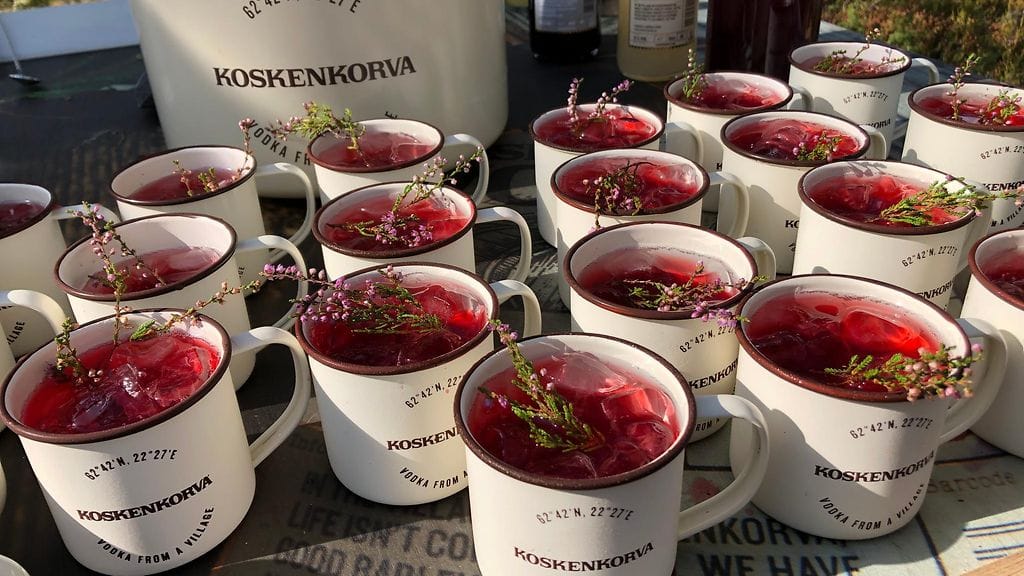 Koskenkorvasta valmistettuja cocktaileja Koskenkorvan kylässä Ilmajoella. Kuvituskuva.