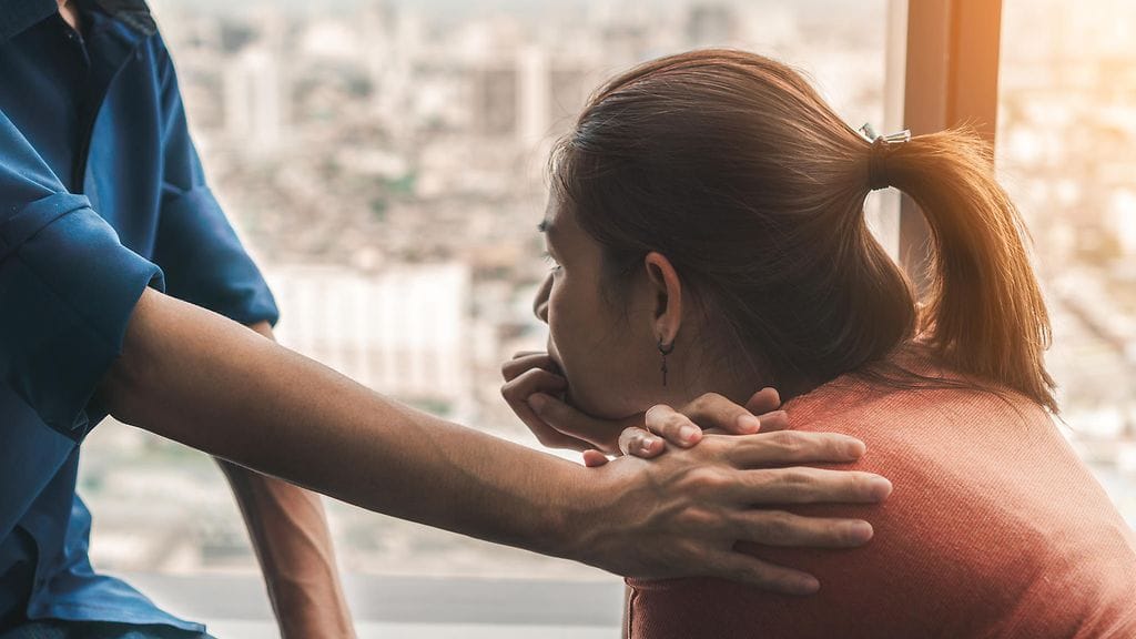 Voimakkaasti oireilevaan traumaperäiseen stressihäiriöön on syytä hakea apua psykologilta tai psykiatrilta. Kuvituskuva.