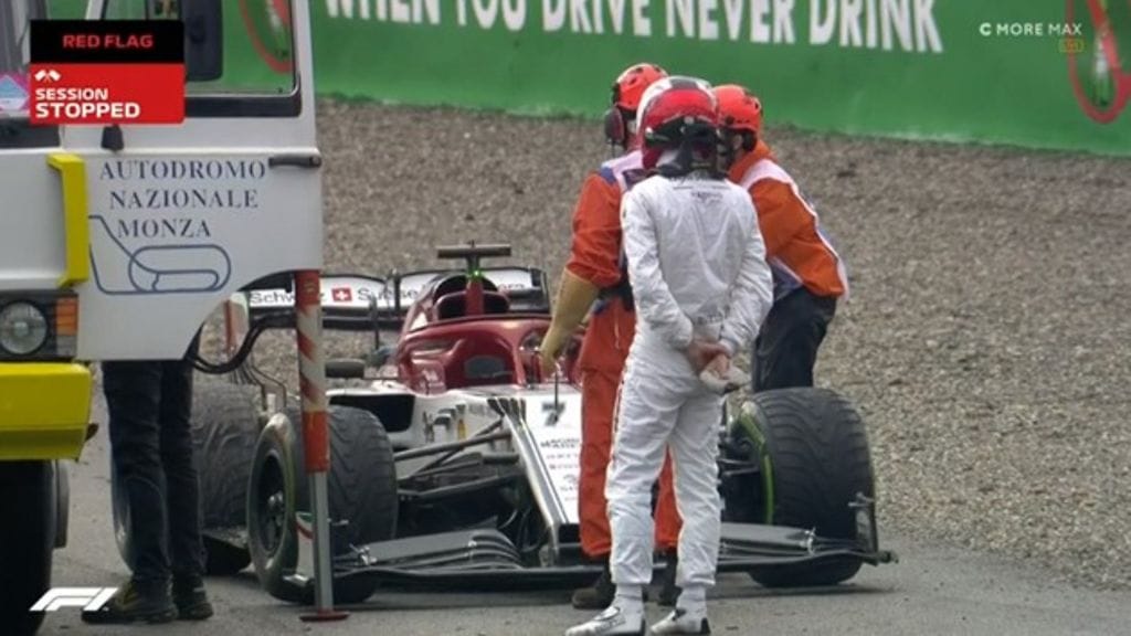 Kimi Räikkönen seuraa Alfa Romeonsa siirto-operaatiota Monzan radalla.