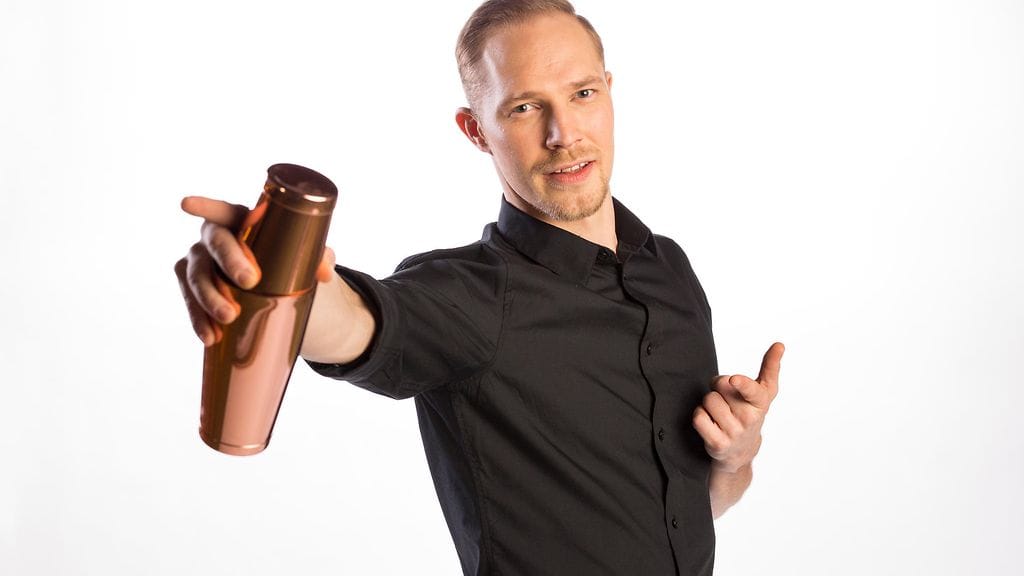 Miika Mehtiö toimii baarimikkona First Dates Suomi -ohjelmassa.