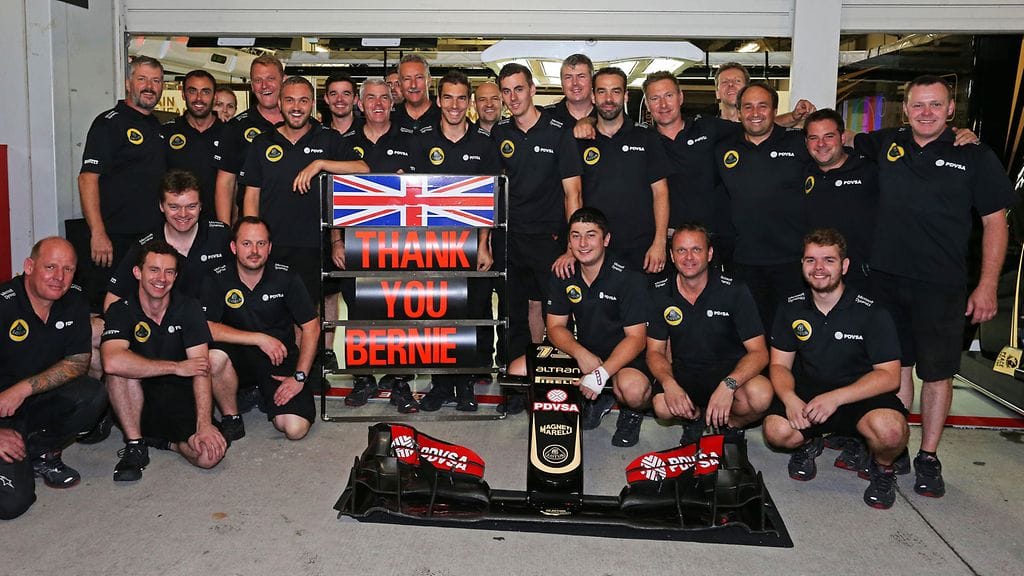 Lotuksen mekaanikot kiittivät Bernie Ecclestonea palkkojensa maksamisesta Japanissa 2015.