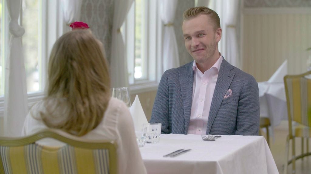 Maajussi-Juhon tapaaminen morsianehdokkaan kanssa sujuu erinomaisesti.