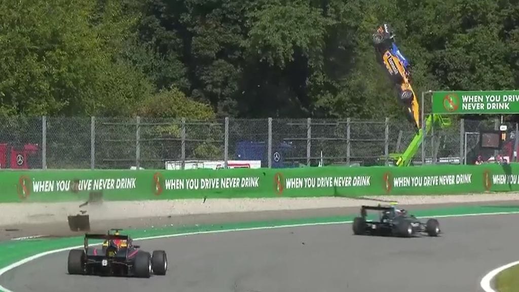 F3-luokassa ajava Alex Peroni ilmalennolla sen jälkeen, kun hän oli osunut hidastekorokkeeseen Italian Monzassa.