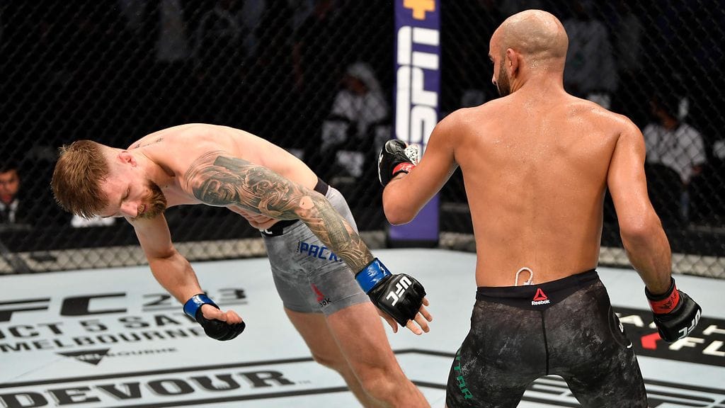 Teemu Packalen tyrmättiin rajusti Abu Dhabissa. Ottman Azaitarille ottelu oli debyytti UFC:ssä.