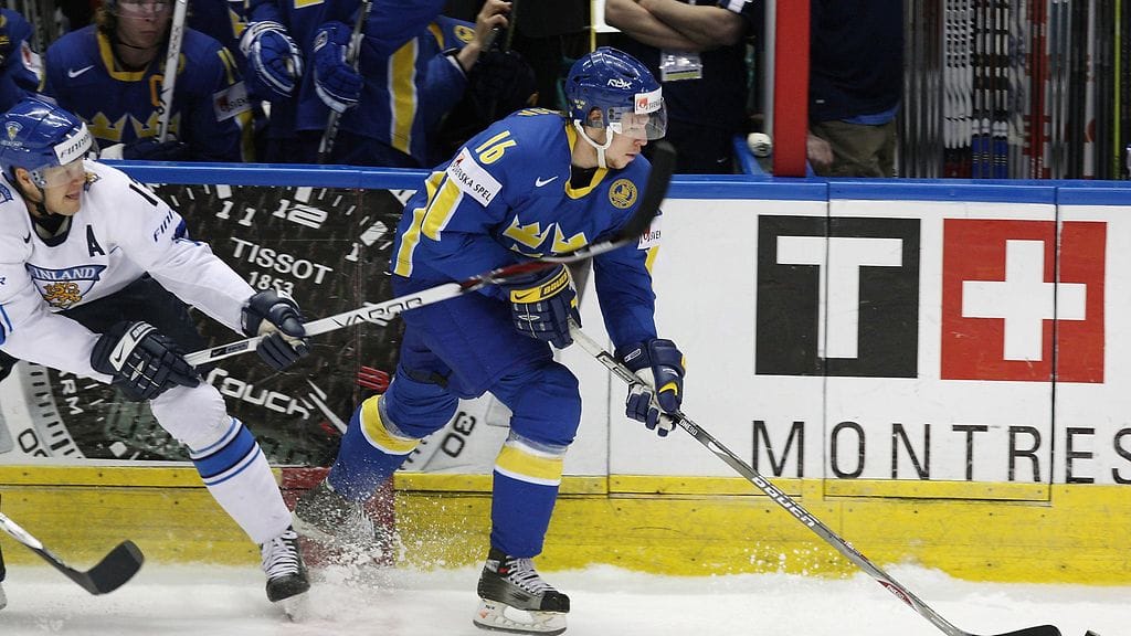 Olli Jokinen yritti pitää Johan Anderssonia kurissa vuoden 2008 MM-kisoissa.