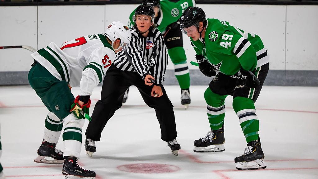 Dallas Starsin Joel Kiviranta (oik.) kyyristyi aloitukseen Minnesota Wildin Matvey Guskovia vastaan Traverse Cityn turnauksessa.