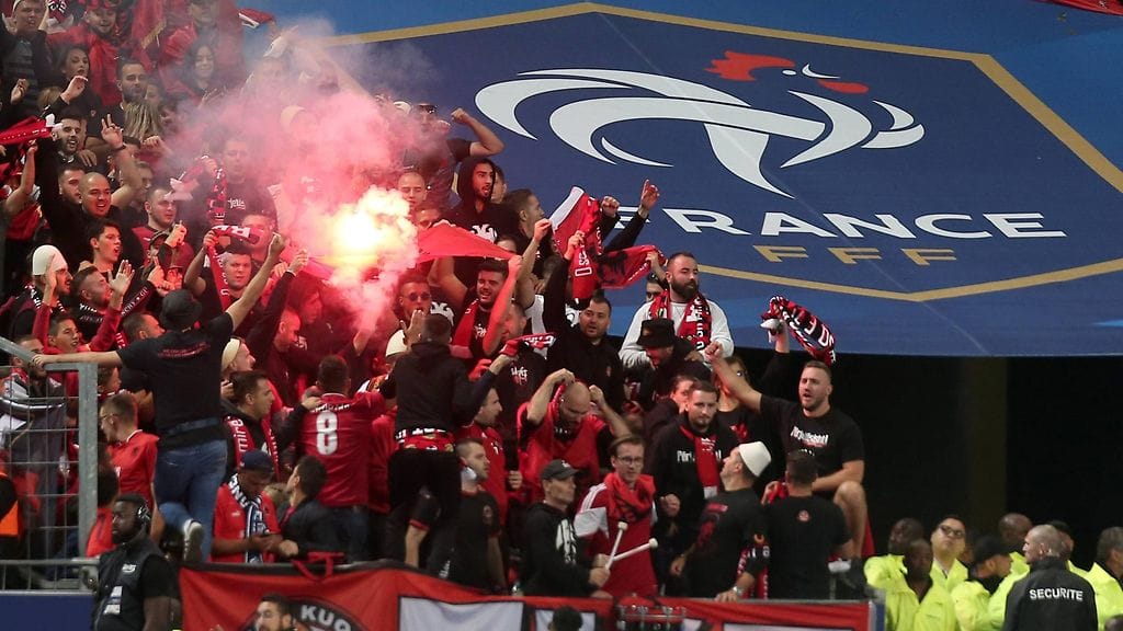 Albanian kannattajat kävivät kuumana väärän kansallislaulun takia.