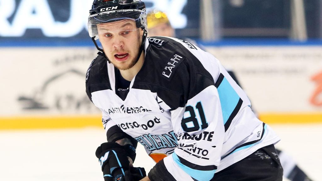 Taavi Vartiainen vei Pelicansin 1-0-johtoon avauserässä Lausannea vastaan.