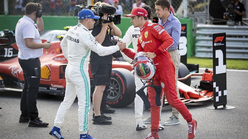 Valtteri Bottas paiskasi kättä Charles Leclercin kanssa Italian F1-kisan jälkeen.