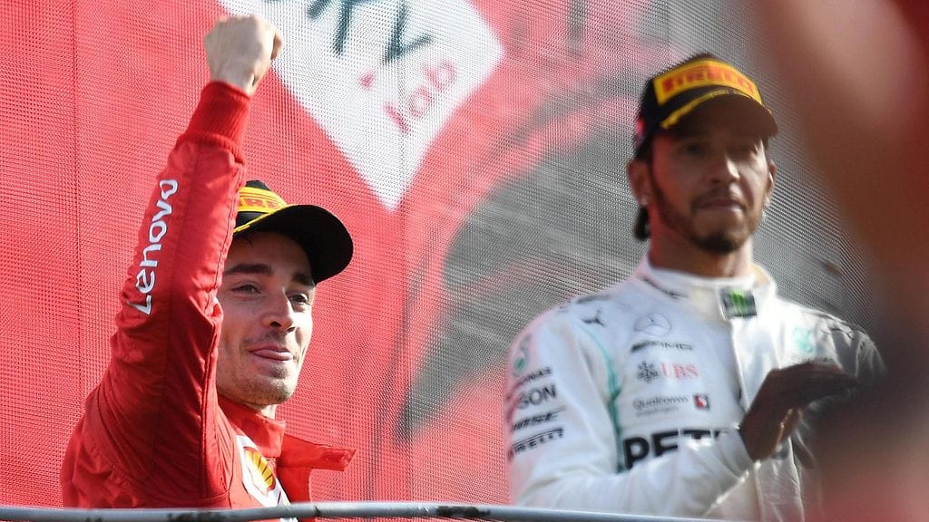 Lewis Hamilton onnitteli Charles Leclercia kisavoitosta Italiassa, mutta pitää F1-tuomariston toimintaa epätasa-arvoisena.