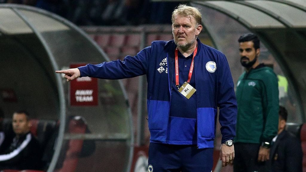 Robert Prosinecki erosi Armenialle kärsityn tappion jälkeen.