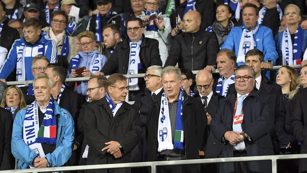 Sauli Niinistö siirtyi VIP-katsomosta Pohjoiskaarteeseen jännittämään Huuhkajien ottelua.