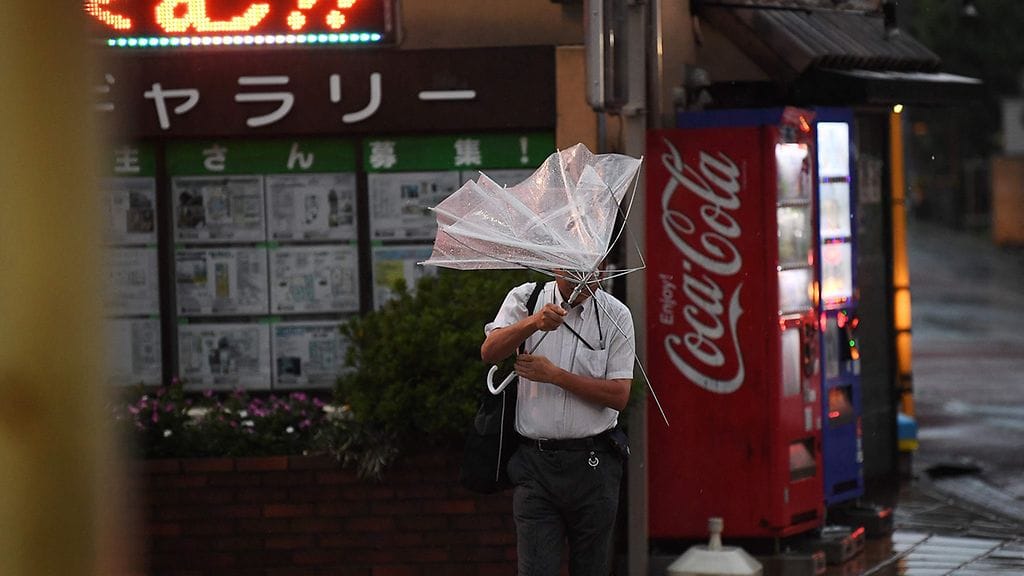 Hirmymyrsky Faxai katkoi sähköt sadoilta tuhansilta tokiolaisilta.