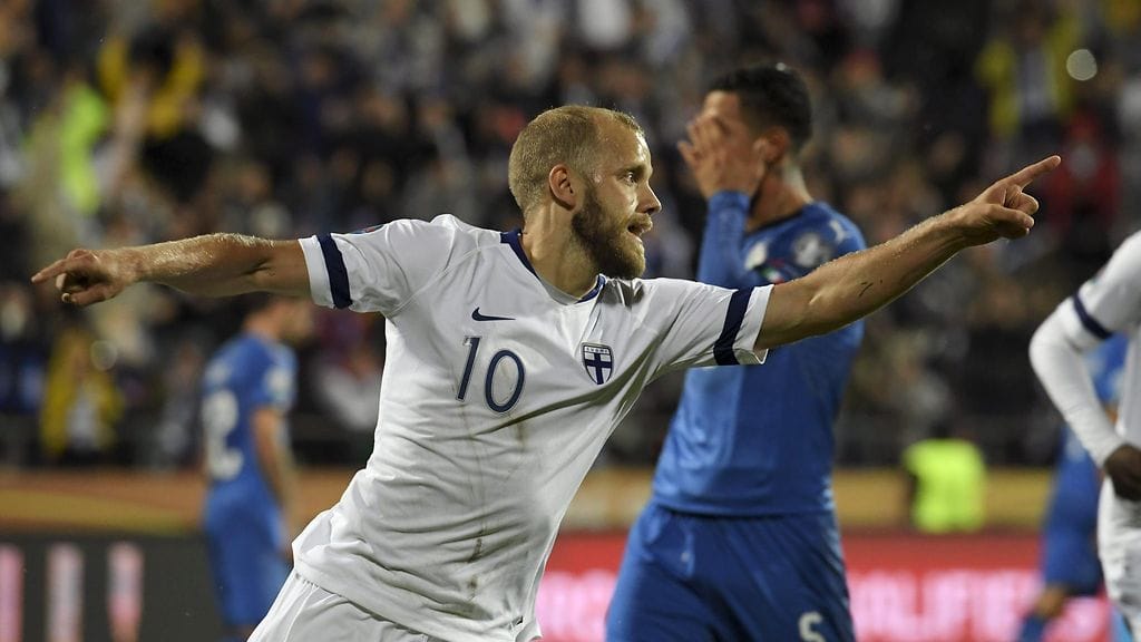 Teemu Pukki juhli onnistumistaan rankkarissa Italiaa vastaan.