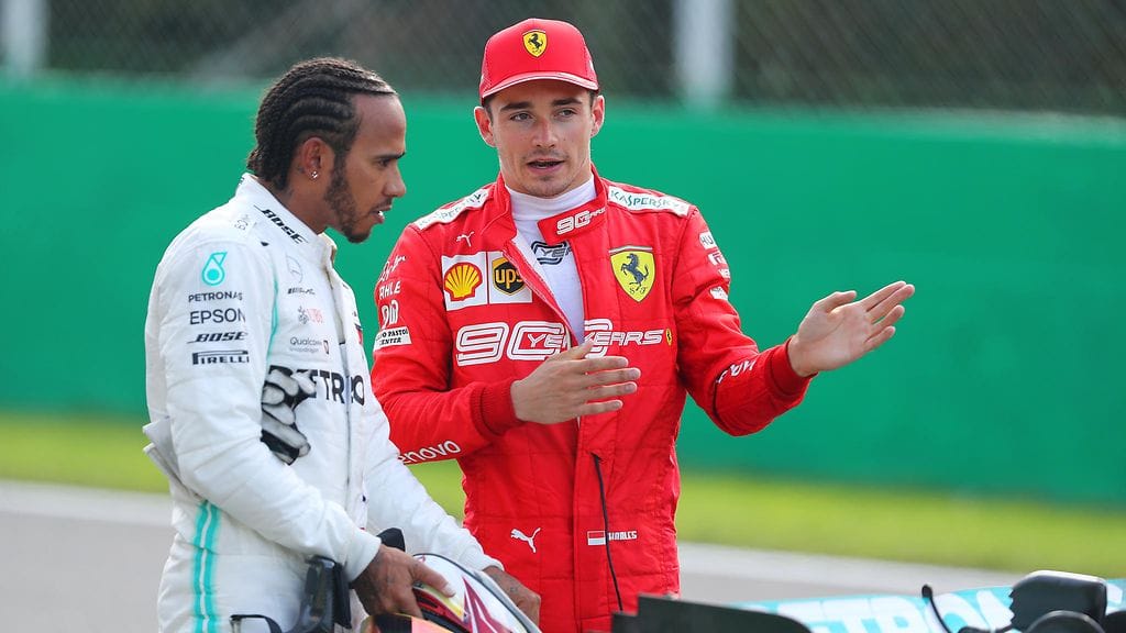 Charles Leclerc ja Lewis Hamilton selvittävät asioitaan Monzan kisan jälkeen.