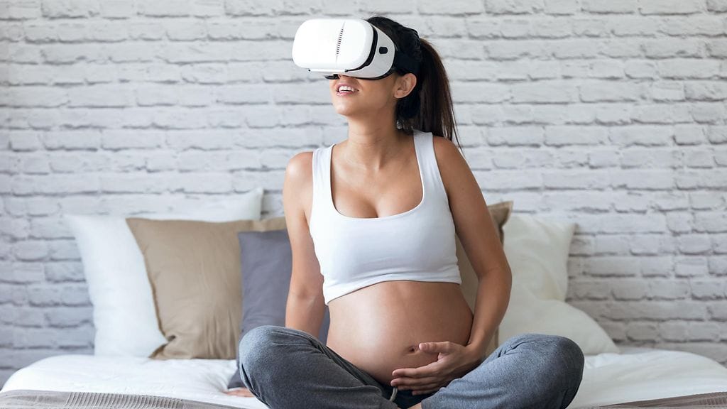 Michiganin yliopisto värväsi 27 naista käyttämään VR-laseja synnytyksen aikana ja havaitsi, että metodista voi olla hyötyä kivun ja ahdistuksen lievittämisessä. Kuvituskuva.