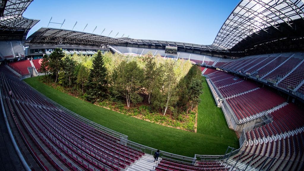 Klaus Littmann metsä keskellä jalkapallokenttää