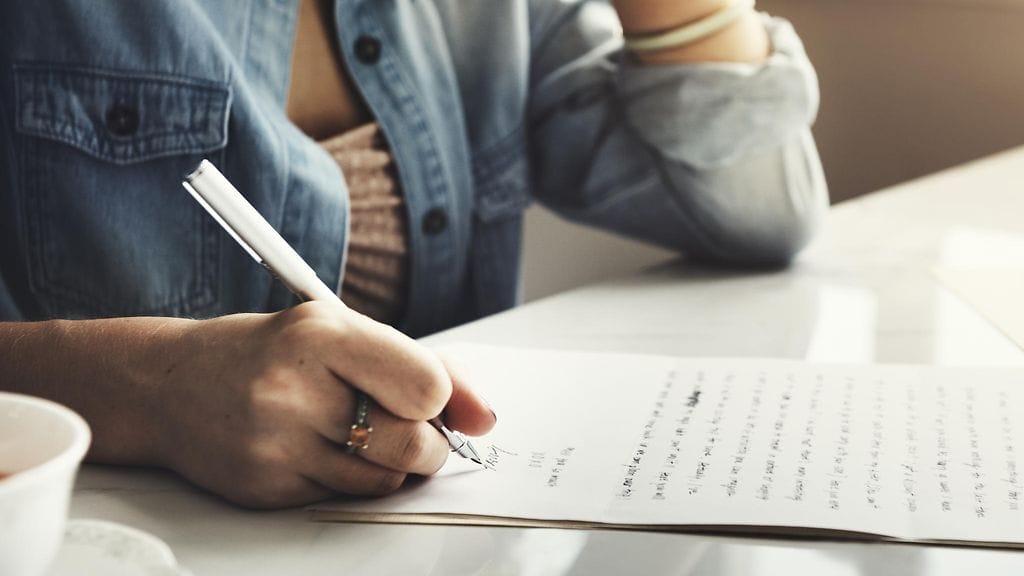 Englantilainen Tracy tutustui kahdesta murhasta tuomittuun Ernest Otto Smithiin vankilan kirjekaveriohjelman kautta vuonna 2018. Tracy kiinnostui Ernestistä luettuaan tämän kirjekaveri-ilmoituksen, jossa mies kertoi avoimesti teoistaan. Kuvituskuva.