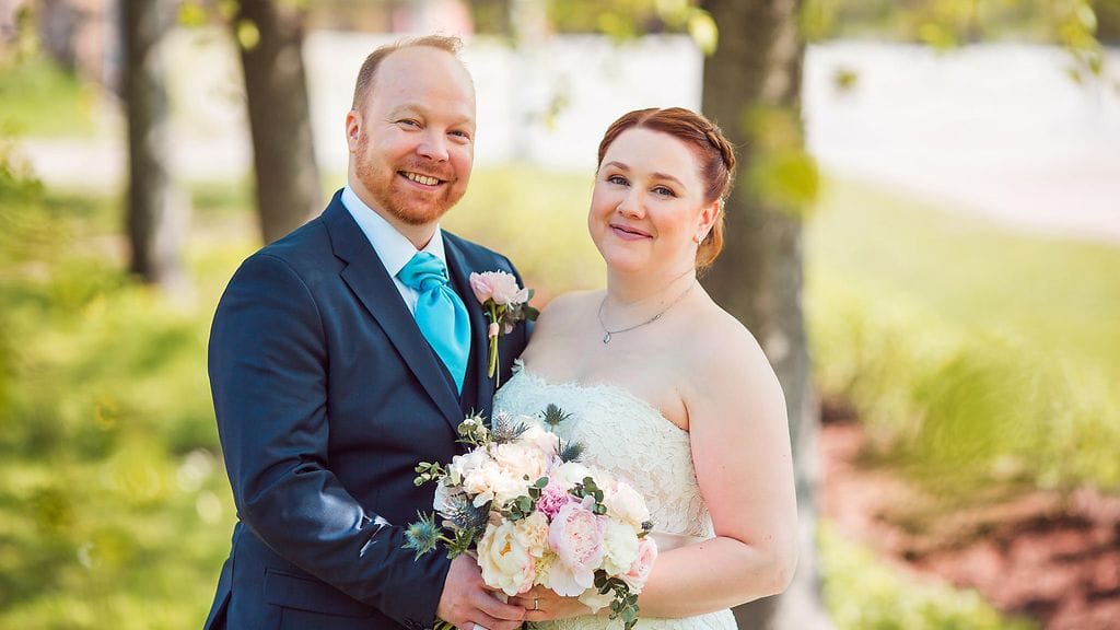 Ville ja Anniina ikuistettiin ensitreffeillä solmitun avioliiton kunniaksi upeaan kuvaan.