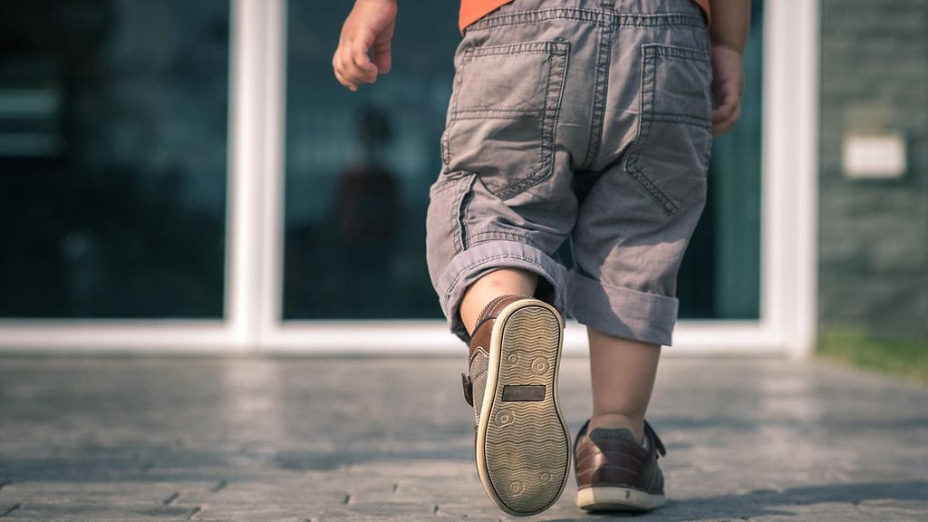 Video jalkakäytävällä juoksevista taaperoista on kerännyt miljoonia katselukertoja. Kuvituskuva.