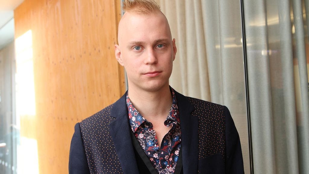 Tatu Sinisalo heittäytyy uutuuselokuvassa nuoren Kari Tapion rooliin.