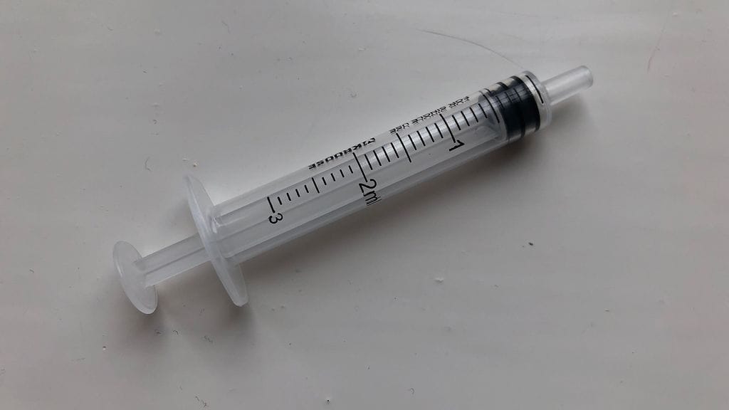 Teemu oli hankkimassa tällaisia tavallisia muovisia lääkeruiskuja vauvansa lääkkeiden annostelua ja syöttöä varten.