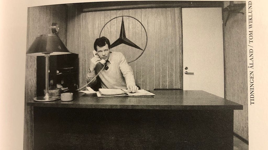 Kuvissa nuori Wiklöf vastikään perustamassaan Bil-Center autokaupassaan