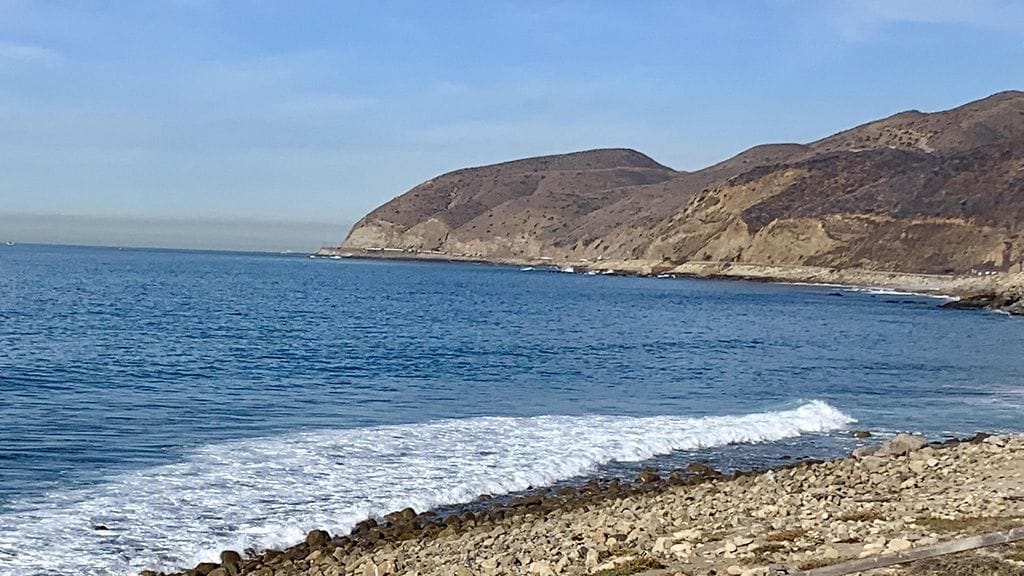 Kivinen ranta Oxnardin kaupungissa vuonna 2018. Terrin ruumis löydettiin syrjäiseltä rannalta vuonna 1972.