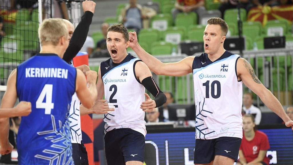 Eemi Tervaportti ja Urpo Sivula ottivat ilon irti Suomen vapautuneesta voitosta Pohjois-Makedoniaa vastaan.