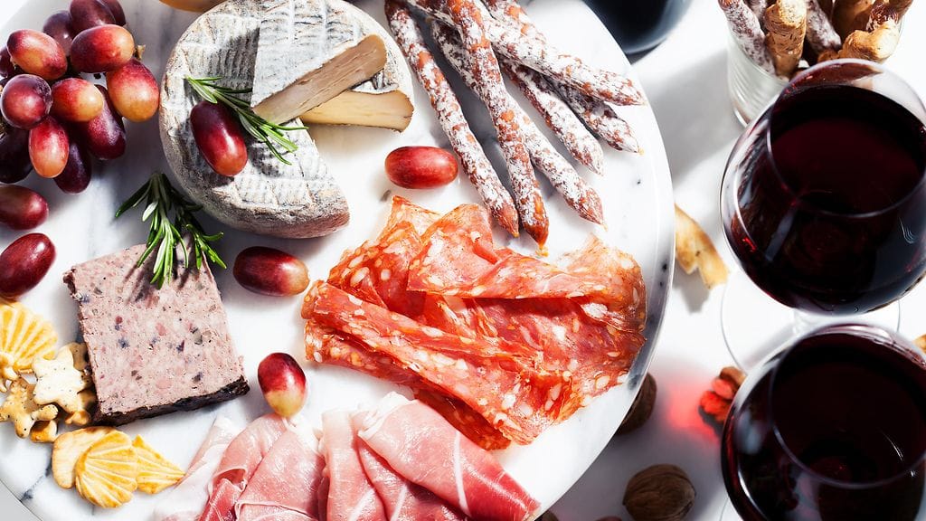 Leikkelelautasen jakaminen on vakava asia.