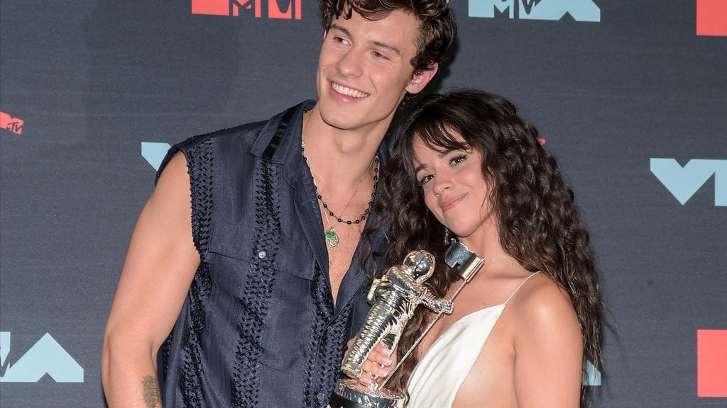 Shawn Mendes ja Camila Cabello bongasivat kärkästä kommentointia heidän suutelutavastaan.
