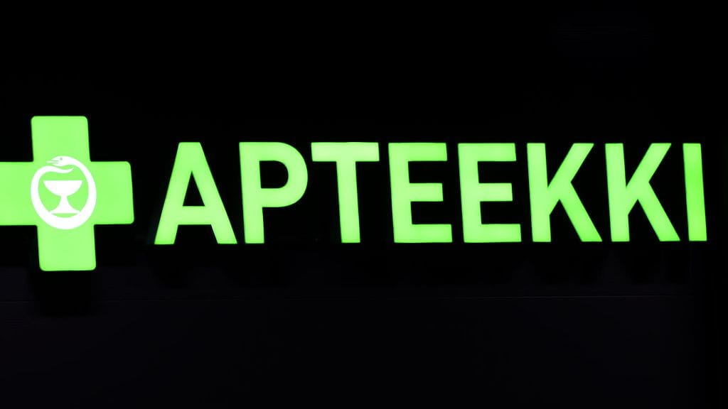 Kuvituskuva. Tekijät olivat rikkoneet apteekin ulko-oven ja anastaneet sisältä tavaraa.